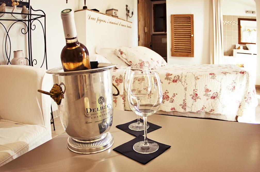 L'Abri Du Poete Bed and Breakfast Besse-sur-Issole Δωμάτιο φωτογραφία