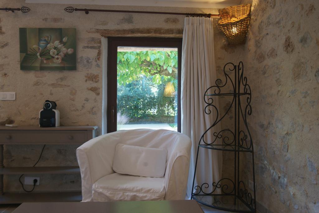 L'Abri Du Poete Bed and Breakfast Besse-sur-Issole Δωμάτιο φωτογραφία